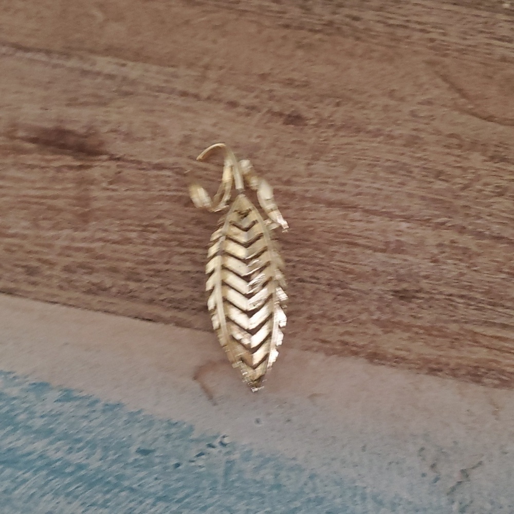 Gold tone Corn cob style vintage brooch pin